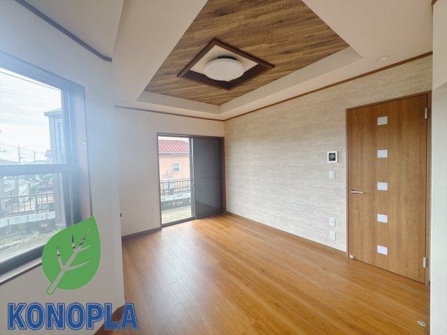 【中古戸建】前橋市横沢町の居間・リビング|■リビング｜窓から射し込む陽射しが縦横に広がり、あたたかな空間を形作ります♪木目のきれいなフローリングとシンプルな壁紙は、一日中家に居ても飽きることなく過ごすことができる素敵な空間です♪