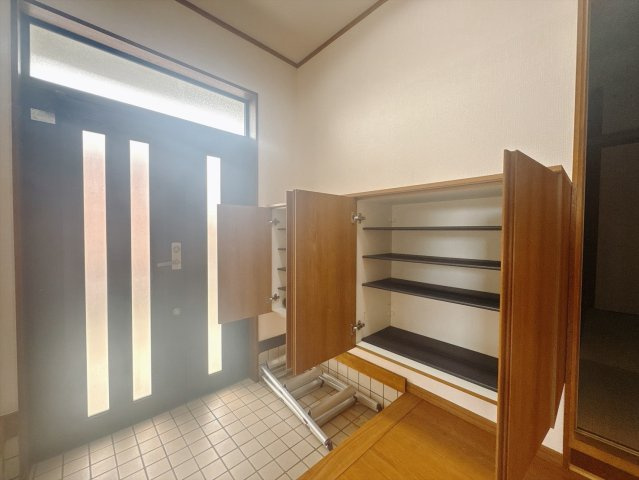 【中古戸建】前橋市横沢町の玄関|■玄関｜太陽の光をたっぷり採り込む南玄関☆ご家族の靴がたくさんしまえる下駄箱付き。お子様の靴がこれから増えても安心な大きさです。