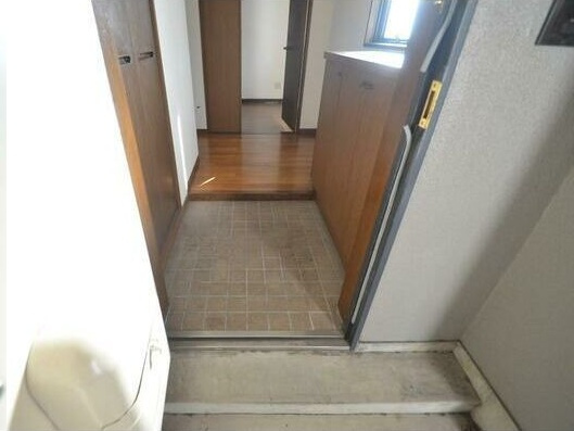 クレセントマンションの玄関
