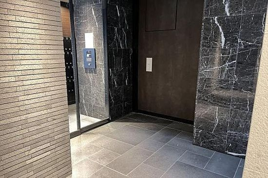 ファーストフィオーレ神戸駅前のエントランス