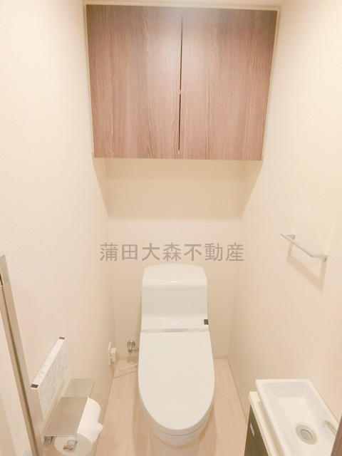 ライオンズ蒲田レジデンスのトイレ|吊戸棚収納と手洗い、温水洗浄便座付きのトイレ