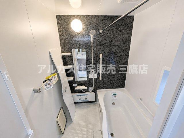 小平市仲町 西武新宿線　小平駅　新築戸建の浴室|シックなアクセントパネルが落ち着いた空間を演出する浴室。便利な部屋干し用パイプや手すりも備わっています。