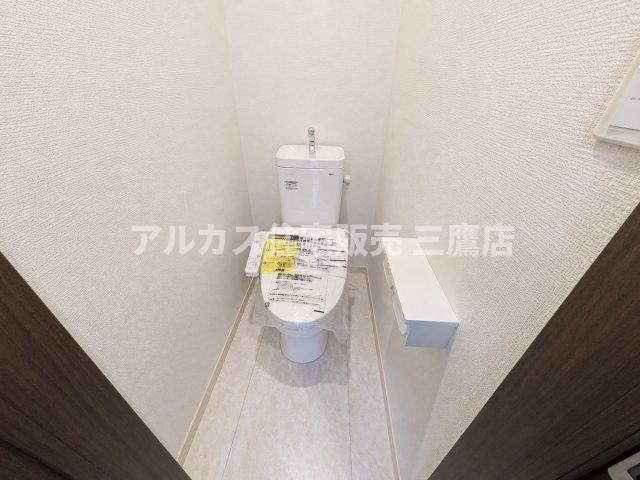 小平市仲町 西武新宿線　小平駅　新築戸建のトイレ|温水洗浄便座を備えた清潔感のあるトイレ。トイレットペーパーなどを置ける棚も設置されています。