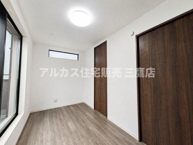 小平市仲町 西武新宿線　小平駅　新築戸建の洋室|木目調のドアとフローリングが統一感を生む洋室。シンプルな形状で家具配置も自在です。