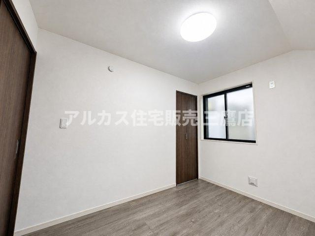 小平市仲町 西武新宿線　小平駅　新築戸建の洋室|磨りガラスの窓から優しい光が差し込む洋室。プライバシーに配慮しつつ快適に過ごせます。