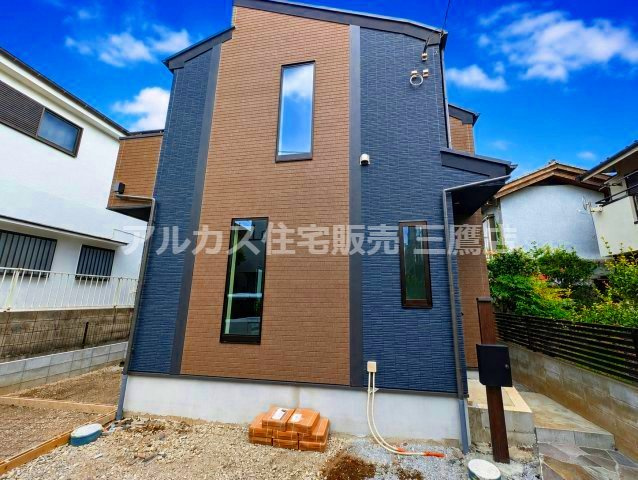 小平市仲町 西武新宿線　小平駅　新築戸建の外観|ブラウンとダークグレーのコントラストがモダンな外観デザイン。スタイリッシュな佇まいが魅力です。