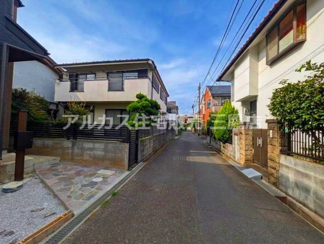 小平市仲町 西武新宿線　小平駅　新築戸建の前面道路含む現地写真|落ち着いた雰囲気の閑静な住宅街。前面道路は交通量が少なく、安心して暮らせる住環境です。