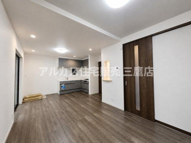 小平市仲町 西武新宿線　小平駅　新築戸建の居間・リビング|シックな木目調フローリングが広がるLDK。温かみのある照明設計で快適な時間を過ごせます。