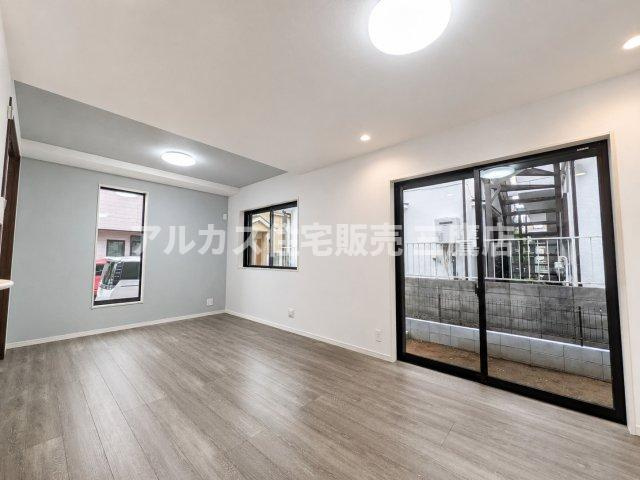 小平市仲町 西武新宿線　小平駅　新築戸建の居間・リビング|大きな引き戸から庭へ出られる解放感のあるLDK。多面採光で明るく風通しの良い空間です。