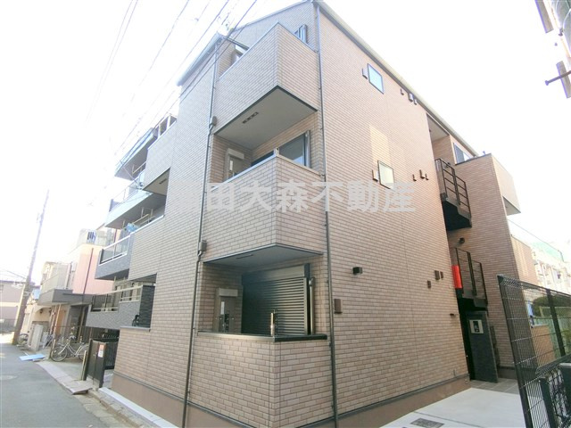 グランクオール京急蒲田の外観|2021年11月築　木造地上3階建て総戸数9戸最大1ギガのインターネット無料オートロック宅配BOX付賃貸アパート　京急本線京急蒲田駅最寄りの東京都大田区東蒲田2丁目