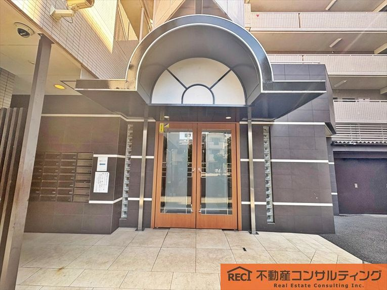 ルジェンテ・リベル六甲道の玄関|徒歩10分圏内にスーパー・コンビニ多数あり！