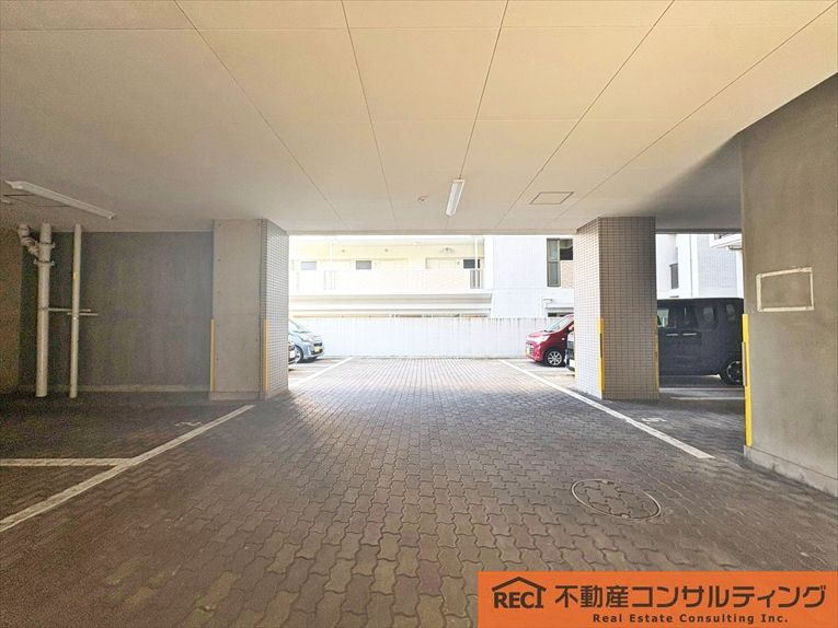 ルジェンテ・リベル六甲道の駐車場