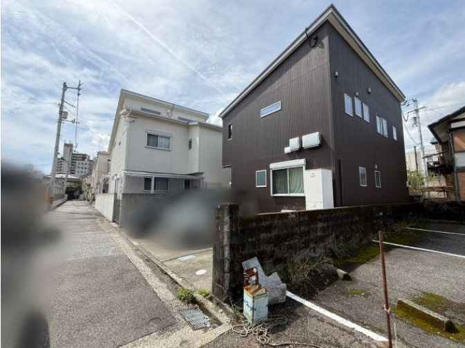 「人気エリアの4LDK＆駐車3台」高知市愛宕町2丁目　中古一戸建ての外観|街並みに調和しながらも存在感を放つ外観
