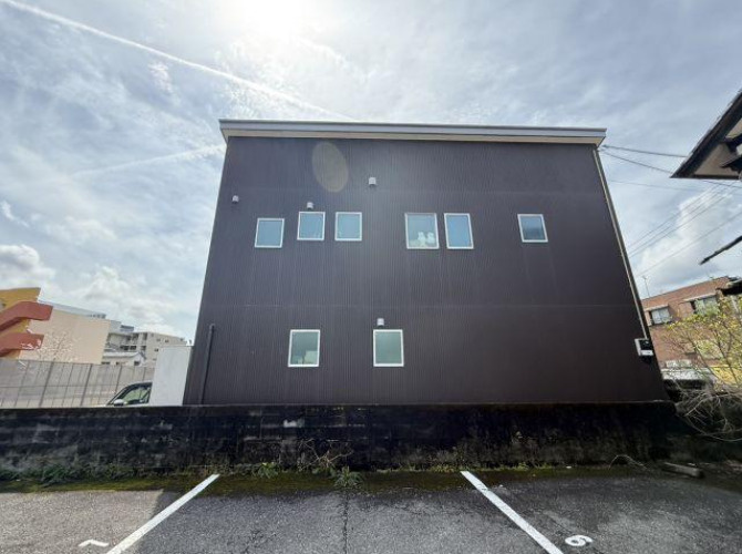 「人気エリアの4LDK＆駐車3台」高知市愛宕町2丁目　中古一戸建ての外観|スタイリッシュなフォルムは飽きのこないデザインです