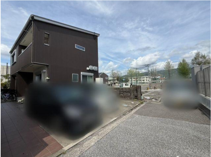 「人気エリアの4LDK＆駐車3台」高知市愛宕町2丁目　中古一戸建ての前面道路含む現地写真|駐車スペースは充実の3台分