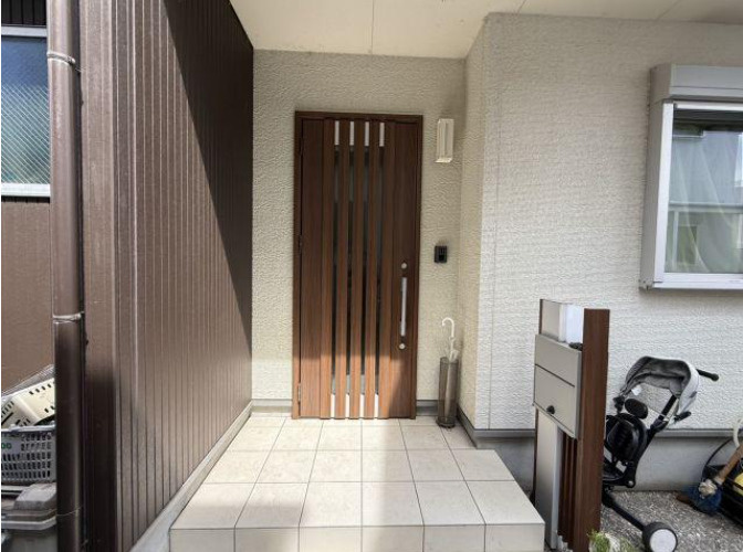 「人気エリアの4LDK＆駐車3台」高知市愛宕町2丁目　中古一戸建ての玄関|玄関まわりもスッキリしたデザイン