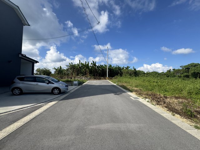 南城市玉城親慶原（全3区画）1号棟の前面道路含む現地写真|※前面開発道路6m♪