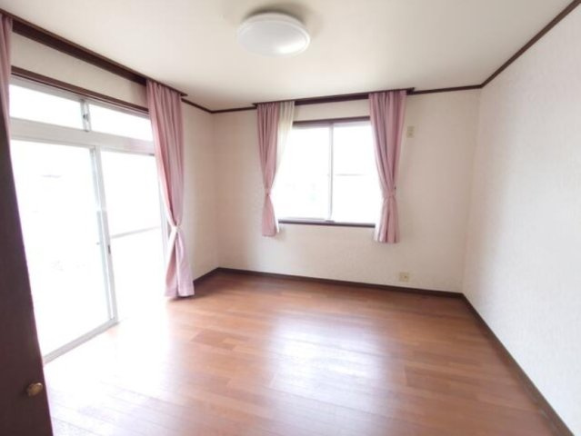 大網白里市南飯塚  中古戸建の洋室|リビング約18.5帖2階リビング  洋室約15帖 サウナ付 スーパーカスミ徒歩約14分 閑静な立地
