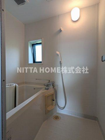丹波市柏原町南多田のアパートの浴室|小窓付きの浴室です◇