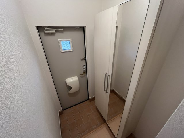 アベニュー酒津の玄関|※写真と現況に相違がある場合は、現況を優先します。