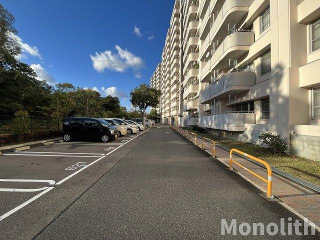 泉北鴨谷台３丁6号棟の駐車場