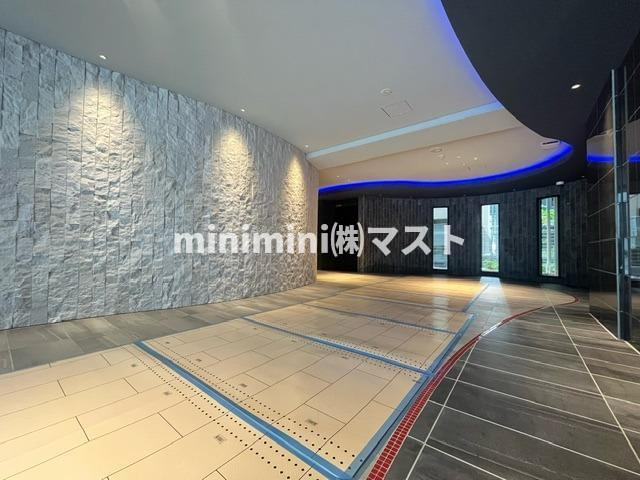 セレニテ難波グランデシュッドのロビー
