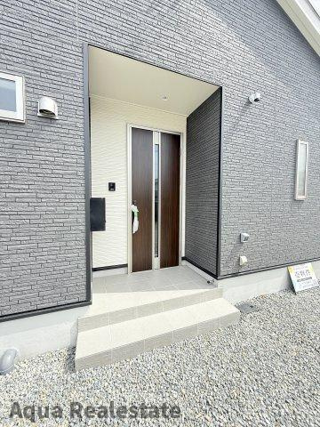 丸亀市垂水町の新築一戸建の玄関|きれいな玄関です　※画像は同仕様の施工事例です