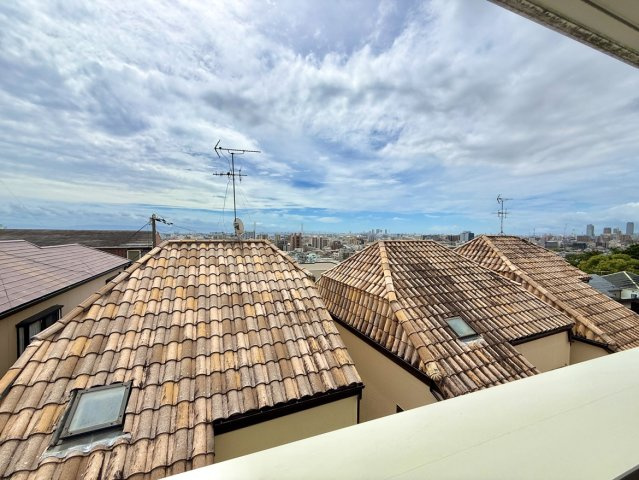 森北町5丁目戸建の展望|バルコニーから望む開放的な街並み。爽やかな風とともに、日常のちょっとした癒しをもたらします。