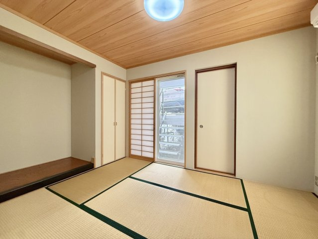 森北町5丁目戸建の和室|畳の香りに癒される落ち着いた和室。来客時のおもてなしや、くつろぎの場としても活躍します。