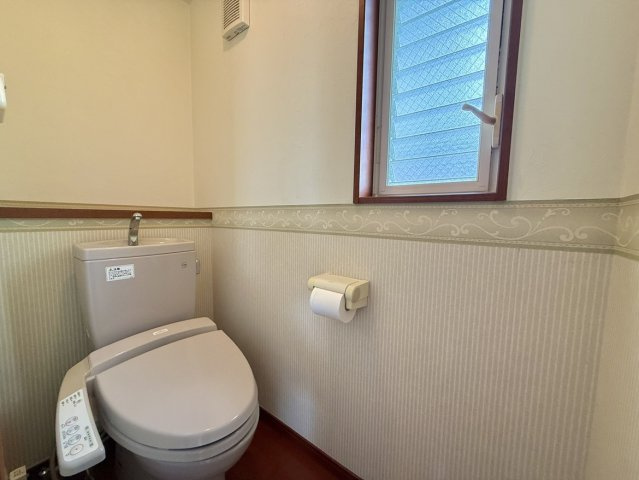 森北町5丁目戸建のトイレ|窓からの自然光と換気で、清潔感のあるトイレ空間。落ち着いて過ごせる快適な設備です。