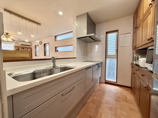 森北町5丁目戸建のキッチン|収納豊富な対面キッチンは、動線の良さも魅力。家事の合間も家族とのコミュニケーションを楽しめます。