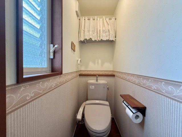 森北町5丁目戸建のトイレ|収納棚付きで使い勝手の良いトイレスペース。清潔感のあるデザインで毎日心地よく使えます。
