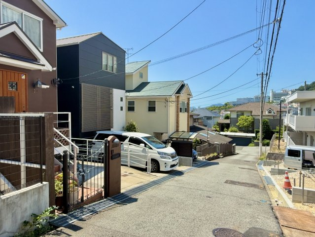 森北町5丁目戸建の前面道路含む現地写真|静かな住宅街の一角に佇む立地。落ち着いた雰囲気の中で穏やかな暮らしが叶います。
