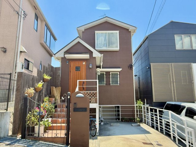 森北町5丁目戸建の外観|ブラウンとホワイトのコントラストが印象的な外観。植栽で彩りを添え、帰るたびに心が和む佇まいです。
