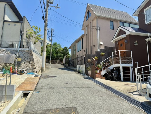 森北町5丁目戸建の前面道路含む現地写真|高台からの見晴らしも楽しめる閑静な住宅街。周辺環境の落ち着きも大きな魅力です。