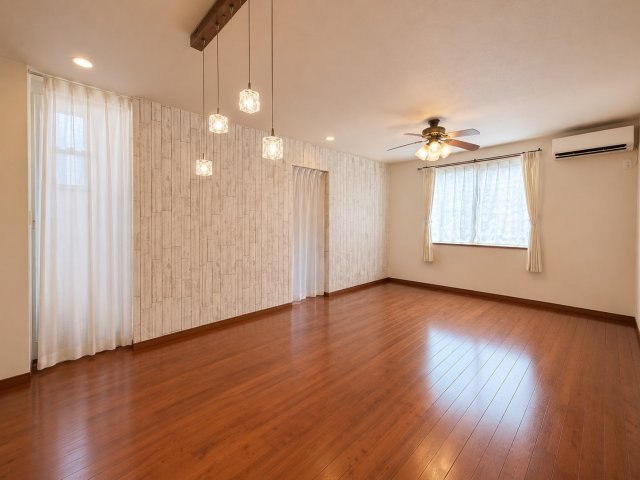 森北町5丁目戸建の居間・リビング|広々とし、陽当たり通風良好なLDKです。※写真は家具消し加工しております。