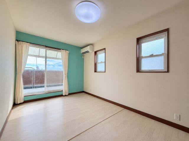森北町5丁目戸建の洋室|ターコイズの壁がアクセントの明るい洋室。子供部屋にもぴったりです。※写真は家具消し加工しております。