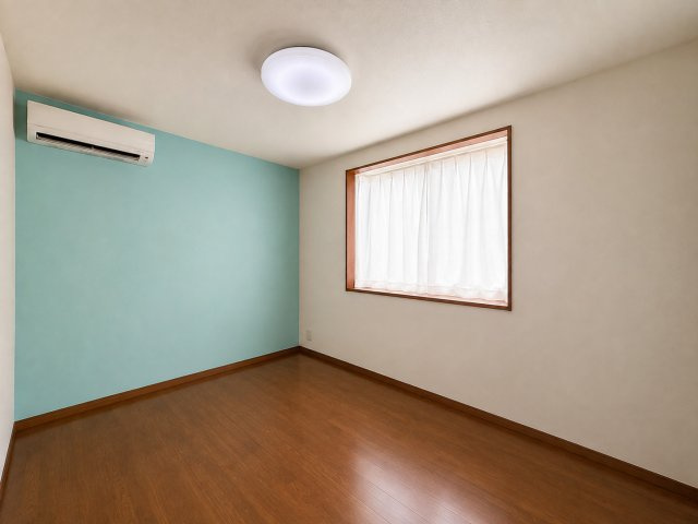 森北町5丁目戸建の洋室|風通しの良い子供部屋。成長に合わせて自由にアレンジできる空間です。※写真は家具消し加工しております。