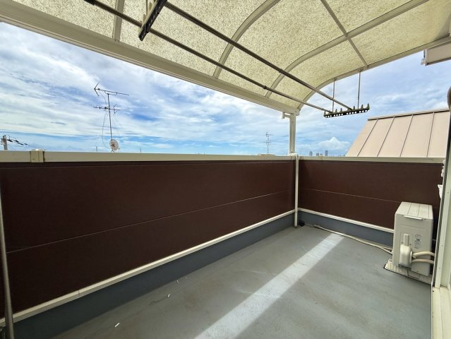 森北町5丁目戸建のバルコニー|屋根付きで急な雨でも安心の物干しスペース。日々の洗濯もストレスなくこなせます。