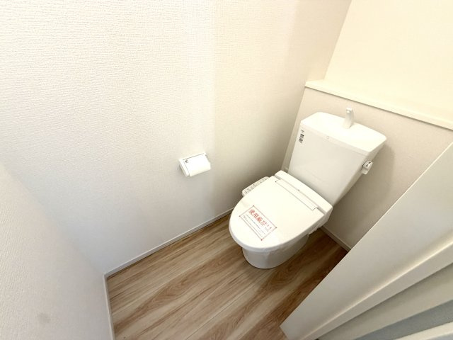 越谷市東町４期１号棟リガーレ　新築戸建のトイレ|清潔感があり落ち着けるトイレ空間。温水洗浄便座付きで毎日快適に使えます。