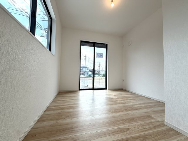 越谷市東町４期１号棟リガーレ　新築戸建の洋室|二面採光で明るい陽光が届く洋室。寝室や子ども部屋など多目的に使えます。