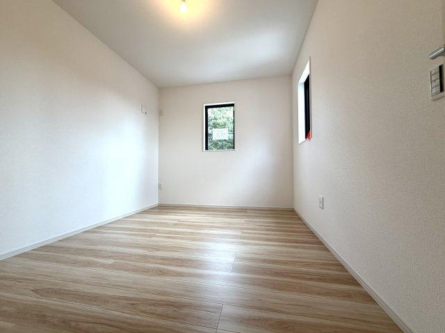 越谷市東町４期１号棟リガーレ　新築戸建の洋室|家具の配置がしやすいレイアウトの洋室。お好みのインテリアを楽しめる空間です。