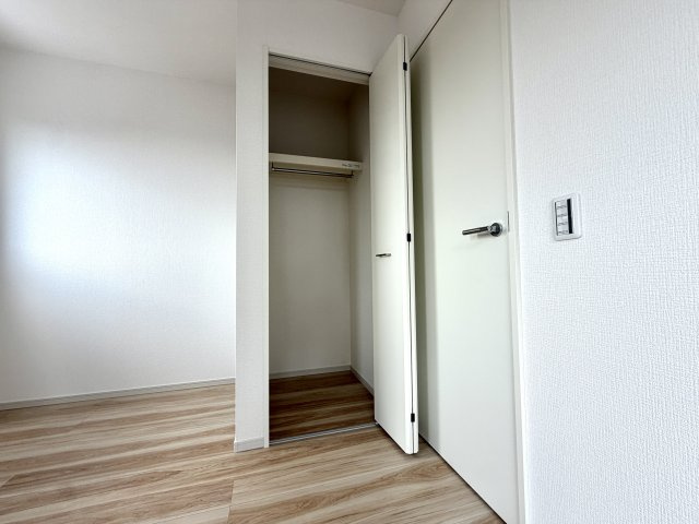 越谷市東町４期１号棟リガーレ　新築戸建の収納|ロングコートやドレスもシワにならず綺麗に掛けられる高さを確保した収納スペースを備えています。