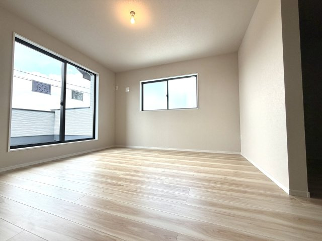 越谷市東町４期１号棟リガーレ　新築戸建の洋室|主寝室にぴったりな広さを備えた洋室。ダブルベッドを置いてもゆとりのある配置が可能です。