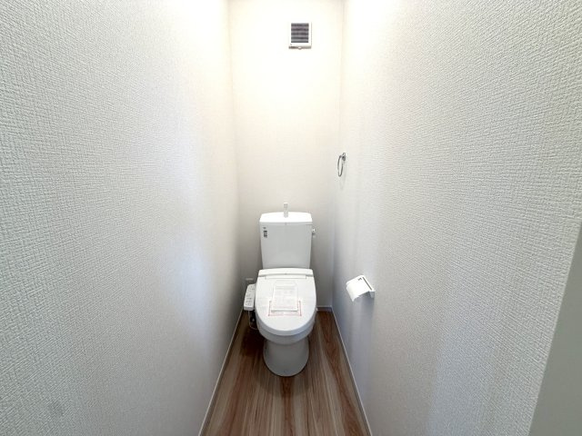 越谷市東町４期１号棟リガーレ　新築戸建のトイレ|トイレが2つあることで毎日の順番待ちのストレスを解消。ご家族全員が快適に過ごせる嬉しい設備です。
