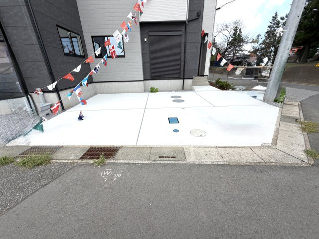 越谷市東町４期１号棟リガーレ　新築戸建の駐車場|並列で2台分の車を停められる広い駐車スペース。ご夫婦での複数台所有や来客時にも大変便利です。