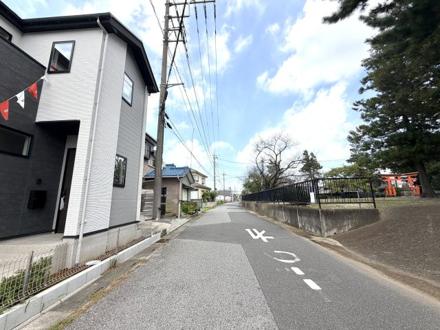 越谷市東町４期１号棟リガーレ　新築戸建の前面道路含む現地写真|前面道路は交通量が少なく静かな環境。お子様やペットの移動も安心です。