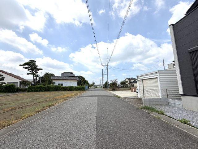 越谷市東町４期１号棟リガーレ　新築戸建の前面道路含む現地写真|幅員にゆとりのある前面道路。車のすれ違いや駐停車もスムーズに行えます。