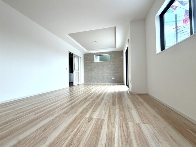 越谷市東町４期１号棟リガーレ　新築戸建の居間・リビング|隣接するお部屋と繋げてさらに広々と使えるリビング。大人数が集まる際にもゆったり過ごせます。