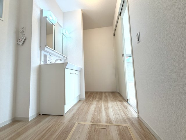 越谷市東町４期１号棟リガーレ　新築戸建の脱衣所|小窓付きで湿気がこもりにくく換気もスムーズ。カビの発生を抑えて清潔な状態を維持できます。